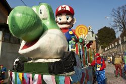 Il Carnevale Erbuschese in Lombardia, provincia di Brescia, Franciacorta. La sfilata del martedì grasso - © m.bonotto / Shutterstock.com