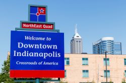 Il cartello di benvenuto nella downtown di Indianapolis, Indiana (USA). Sullo sfondo, la torre Salesforce, l'edificio della Banca delle Regioni e il 360 Market Square - © Jonathan Weiss ...
