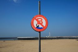 Il cartello di divieto di balneazione su una spiaggia di Ostenda, Belgio - © Alexandros Michailidis / Shutterstock.com