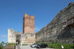 Il castello Bellaguarda a Montecchio Maggiore, Vicenza, Veneto. Detto anche "di Giulietta" questo castello appartenne alla famiglia dei Capuleti. Ricostruito in epoca mdoerna, oggi ...