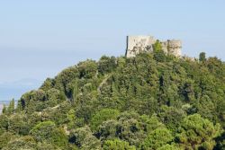 Il Castello che domina Montignoso in Versilia, a ridosso delle Alpi Apuane in Toscana