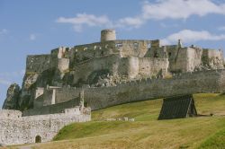 Il castello con le mura di fortificazione di Spis a Zehra, Slovacchia. Fino al 1464 fu di proprietà dei re ungheresi e in seguito di alcune famiglie di nobili prima di diventare possedimento ...