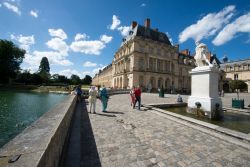 Il castello di Fontainebleau, Francia: si trova a sud est di Parigi. E' una delle dimore dei sovrani francesi da Francesco I° a Napoleone III° - © Lenush / Shutterstock.com