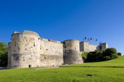 Il castello di Guglielmo il Conquistatore a Caen, Francia. I bastioni del castello sono una delle poche cose rimaste dai bombardamenti del D-day - © PHB.cz (Richard Semik) / Shutterstock.com ...