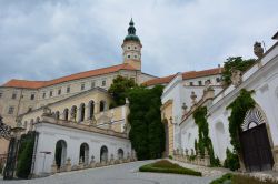 Il castello di Mikulov in Moravia, Repubblica Ceca. Fra i più pittoreschi castelli di questa regione, qui vi soggiornarono personaggi illustri a cominciare da Napoleone. In stile barocco, ...