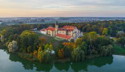 Il Castello di Niasvizh in Bielorussia, fotografato all'inizio dell'autunno