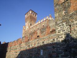 Il Castello di Pavone Canavese in Piemonte - © Laurom - Wikipedia