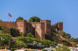 Il castello di Silves, Portogallo. Le torri e le mura, erette su una collina della Serra de Monchique, sono un magnifico belvedere sugli aranceti che si stendono lungo il fiume Arade.



 ...