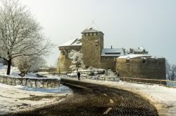 Il castello di Vaduz in una giornata di neve, Liechtenstein. Il mese più freddo dell'anno è gennaio con temperature che possono scendere sino a  - 3° C.

