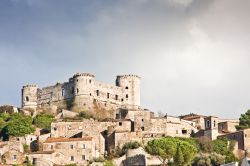 Il Castello Aragonese domina  la cittadina di Vairano Patenora in Campania