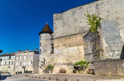 Il castello di Valois a Cognac, Francia, ricostruito più volte nel corso dei secoli.
