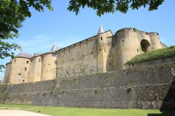 Il castello medievale di Sedan, dipartimento delle Ardenne, Francia. Oggi, oltre ad essere un'attrazione turistica, questo maniero ospita l'ufficio del turismo e un albergo.
