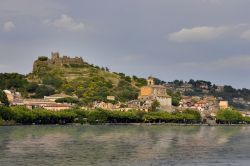 Il Castello Orsini e il borgo di Trevignano Romano sul Lago di Bracciano