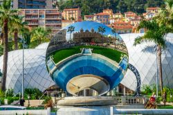 Il celebre casinò di Monte Carlo riflesso nella sfera a specchi della piazza, Principato di Monaco. E' stato costruito dall'architetto Charles Garnier in stile barocco: al suo ...