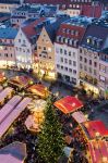 Il centro di Augusta dall'alto durante il Natale con il tradizionale mercatino, Baviera, Germania.
