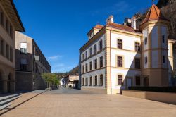 Il centro di Vaduz, Liechtenstein, con edifici antichi e musei in una bella giornata di sole.
