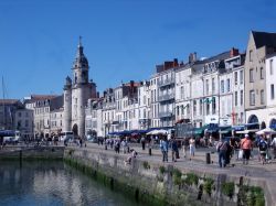 Il centro storico de La Rochelle, Francia. Turisti a spasso per le vie della cittadina.
