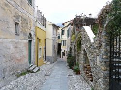 Il centro storico del borgo di Calice Ligure in provincia di Savona, Liguria - © Davide Papalini, CC BY-SA 3.0, Wikipedia