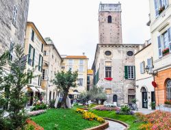 Il centro storico di Albenga con i giardini fioriti, Liguria.



