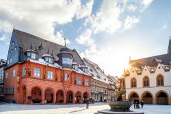 Il centro storico di Goslar in una giornata invernale con il sole e la neve (Germania).  