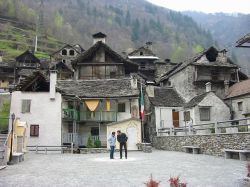 Il centro storico di Viganella in Piemonte, il paese senza Sole - © Wildfrog / Panoramio