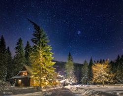 Il cielo stellato in inverno sui Monti Tatra in Polonia
