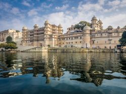 Il City Palace fotografato dal lago Pichola a Udaipur, Rajasthan, India.



