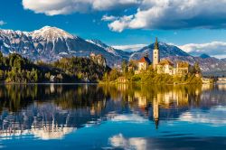 Il clima primaverile della Slovenia sul lago di Bled, una delle attrazioni imperdibili
