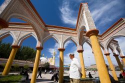 Il colonnato della Moschea Id Kah nel centro di Kashgar in CIna - © Peter Stuckings / Shutterstock.com