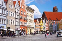 Il colorato centro storico di Landshut, cittadina bavarese vicino a Monaco (Germania). Fondata nel 1204, questa località è caratterizzata da edifici in stile rinascimento - © ...