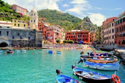 Il colorato porto di Vernazza, La Spezia, Liguria. Nel grazioso porticciolo del borgo ormeggiano  barche di piccole e medie dimensioni. 




