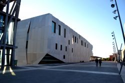 Il Conservatorio Darius Milhaud di Aix-en-Provence (Frrancia) è stato progettato dall'architetto Kengo Kuma.
