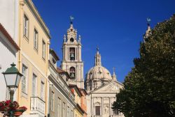 Il Convento di Mafra visto da una stradina del centro storico, Portogallo. Noto anche come l'Escorial del Portogallo, questo edificio religioso in stile barocco venne costruito fra il 1717 ...