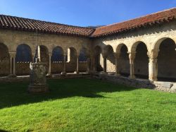 Il cortile della basilica di Saint-Bertrand-de-Comminges, Francia. Patrimonio mondiale dell'Unesco, ha origini che risalgono al Medioevo.
