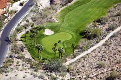Il Desert Golf Course Hole di Scottsdale fotografato dall'alto (Arizona) con palme e zone di sabbia.
