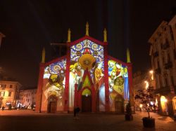 il Duomo di Pinerolo con le proiezioni sulla facciata durante il periodo del Natale