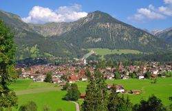 Il famoso villaggio di Oberstdorf in Algovia, Germania: il 75% del suo territorio è area protetta. 
