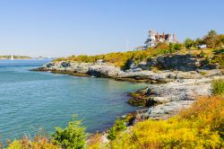 Il faro di Castle Hill a Rhode Island, USA. Questo faro ha guidato la navigazione dei marinai nella baia di Narragansett dal 1890 - © solepsizm / Shutterstock.com