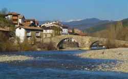 Il fiume Esca e il villaggio di Burgui in Spagna