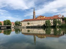 Il fiume Isar nella cittadina di Landshut, Germania. Sullo sfondo, un edificio storico affacciato sulle rive del corso d'acqua.
