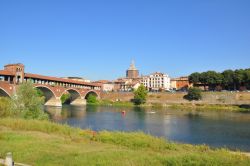 Il fiume Ticino e il famoso Ponte Coperto di Pavia in Lombardia.