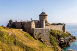 Il Fort la Latte della Bretagna sulla costa di Plevenon nel nord della Francia
