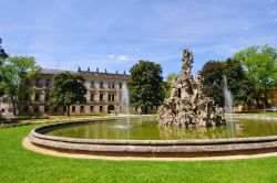 Il giardino del castello di Erlangen in estate, Germania. Accessibile al pubblico dal 1849, questo parco naturale è uno dei primi giardini barocchi della Franconia. Fu realizzato probabilmente ...