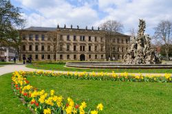 Il giardino del castello in primavera a Erlangen, Germania. E' il polmone verde della città che ogni due anni accoglie anche eventi culturali importanti come il Comic Salon e l'Erlanger ...