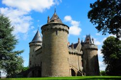 Il grande castello di Combourg in Bretagna, nord-ovest della Francia. E' caratterizzato da 4 torri a forma di pepiere.
