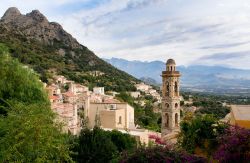 Il grazioso villaggio di Lumio in Corsica. Abitata sin dal periodo neolitico, questa località è nota per la sua attività agricola e per il vino. Oggi è un importante ...