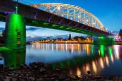 Il John Frost Bridge illuminato di notte a Arnhem, Olanda.

