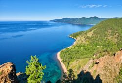 Il Lago Baikal, nella Regione di Irkutsk, è il lago più profondo del mondo. Situato nel centro-sud della Russia, è una popolare meta balneare in estate, ma è anche ...