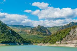 Il Lago di  Bomba in Abruzzo e sullo sfondo il borgo di Pennadomo