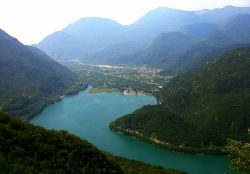 Il Lago di Cavazzo è il più grande tra il laghi naturali del Friuli Venezia GIulia - ©  Wolfbark, CC BY-SA 3.0, Wikipedia